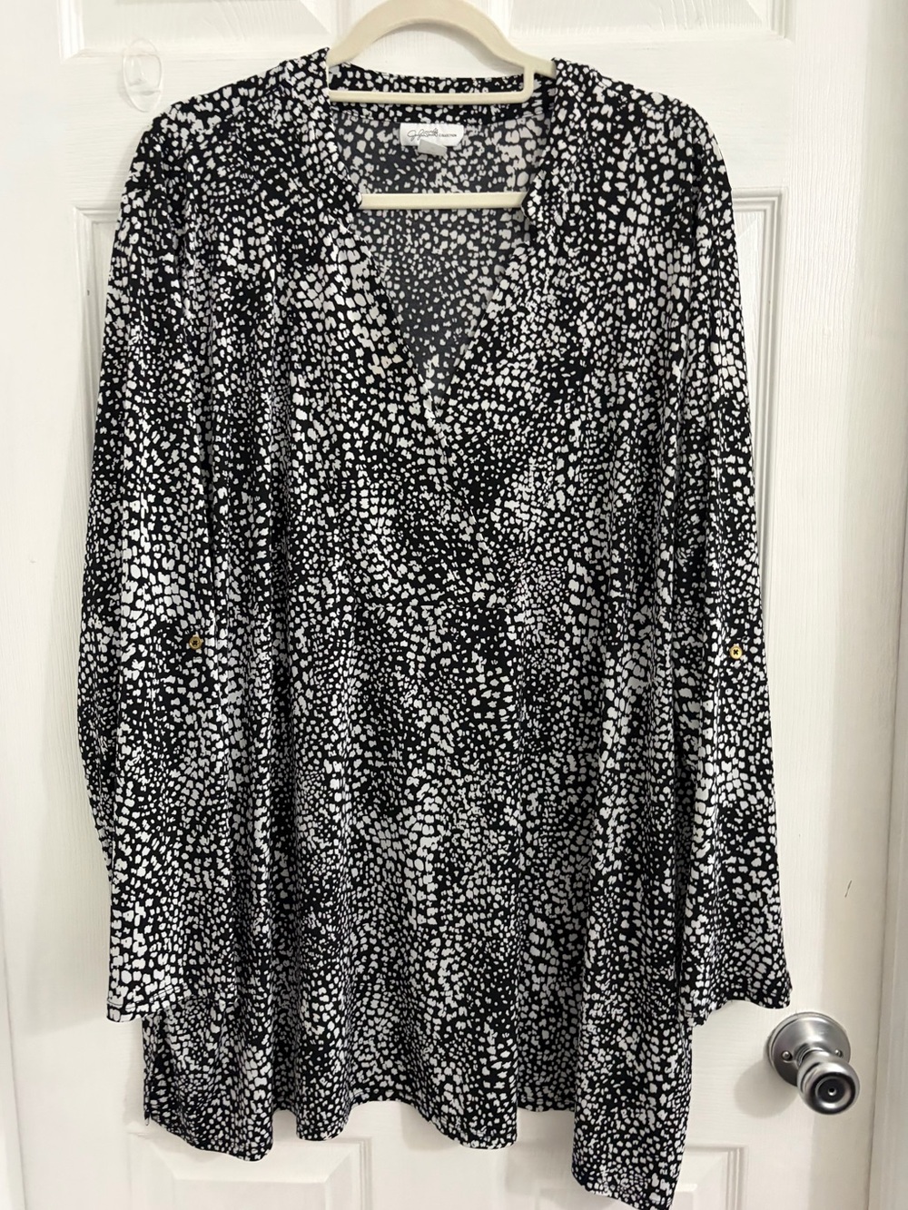 Black and White Printed Women’s Blouse - Lightweight V-Neck Top. Size 3X $10